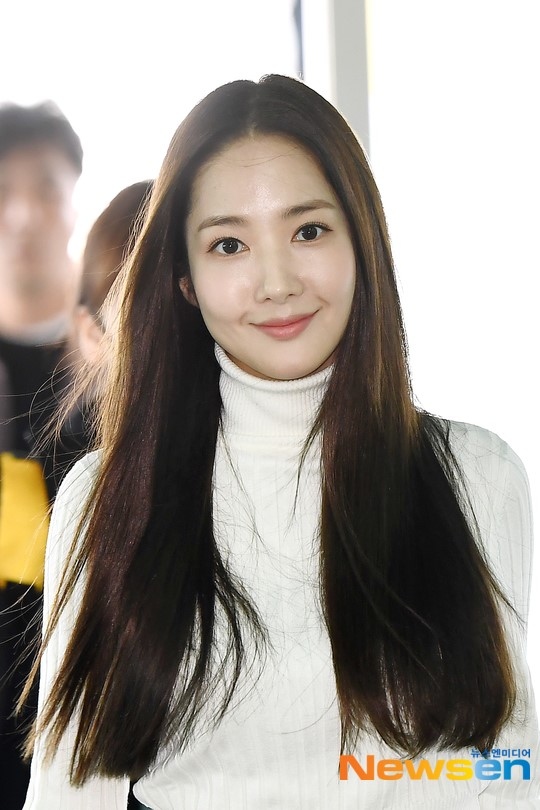 Photo パク ミニョン スケジュールのため中国へ出国 美貌の輝く微笑み Kstyle