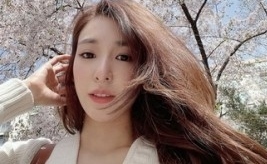 少女時代 ティファニー 桜の木の下でゴージャスな美貌を披露 ユリもコメント どっちが花 動画あり Kstyle