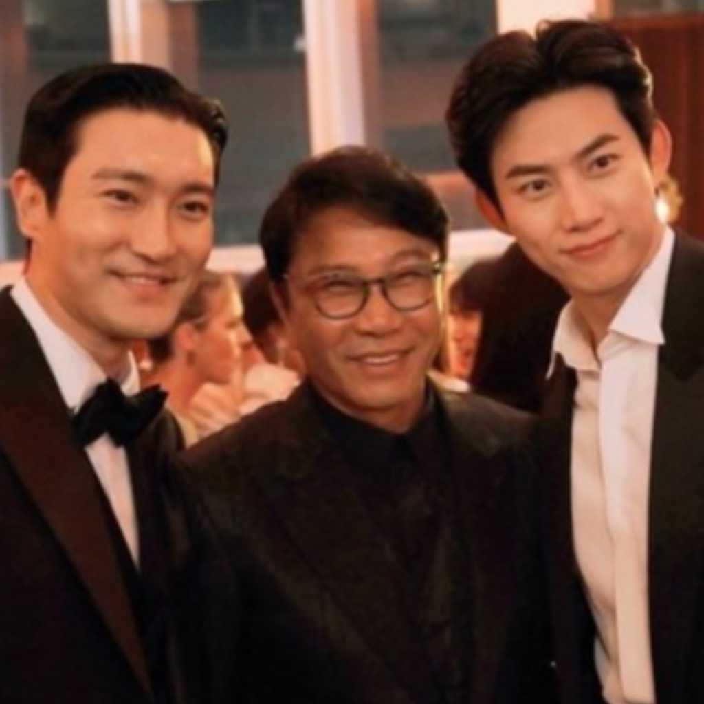 SUPER JUNIOR シウォンからSHINee テミンまで、元SM代表イ・スマンと再会…試写会での仲睦まじい姿が話題