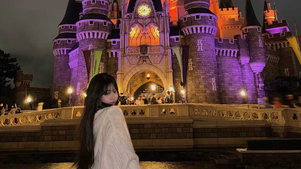 IVE ウォニョン、東京ディズニーランドを満喫!アトラクションを楽しむ姿も…記念ショットに大反響(動画あり)