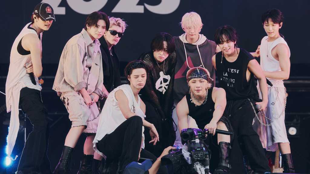 ＆TEAM、韓国デビューを控え「ロッキン」で圧巻のステージ披露！生バンドアレンジに会場熱狂