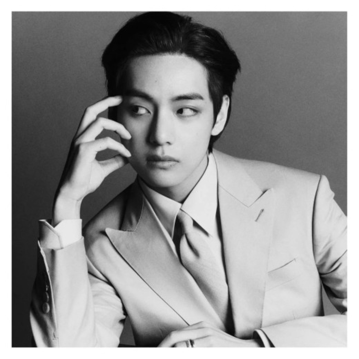 Bts 防弾少年団 のv モノクロ写真でも圧倒的なオーラ 魅力的なスーツ姿 Kstyle