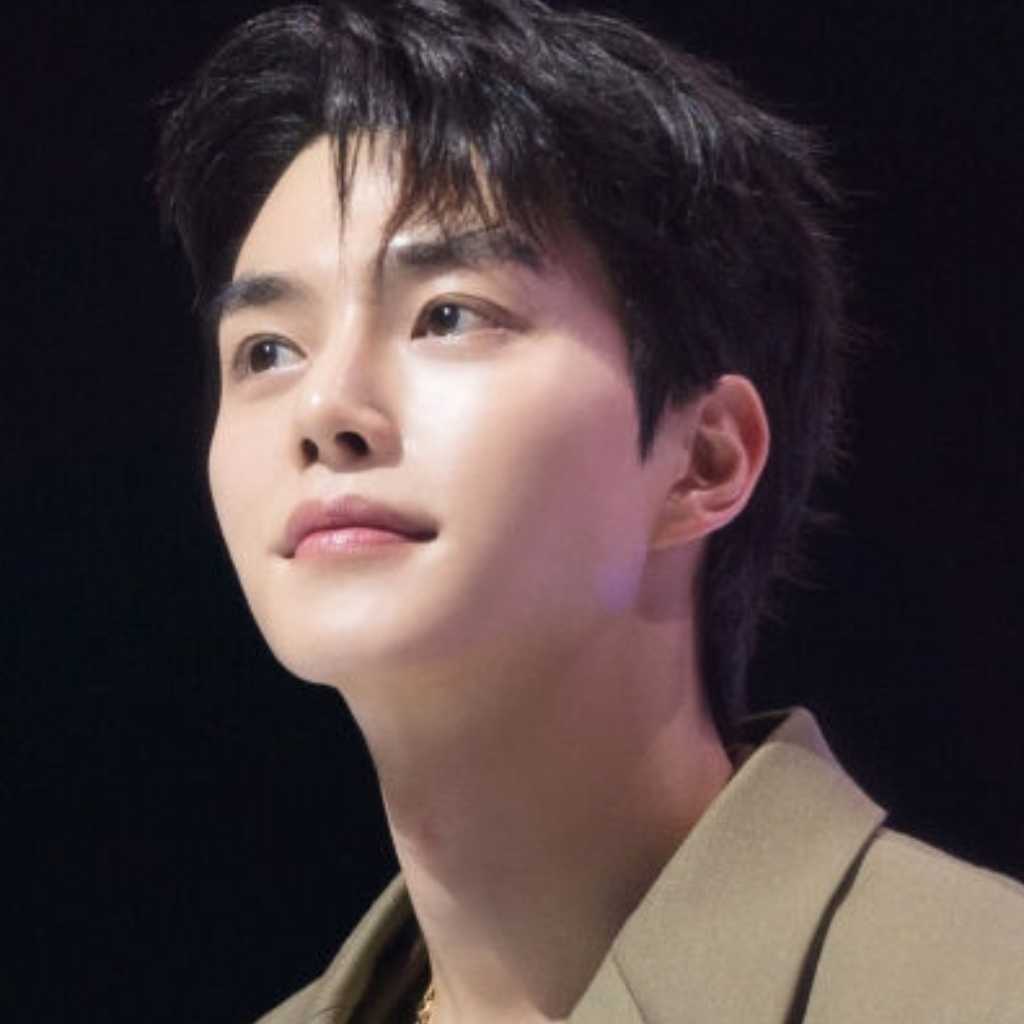 ソン・ガン、除隊後初の韓国ファンミーティングが大盛況！ファンとの再会に感動…サイン入りポスターの手渡しも