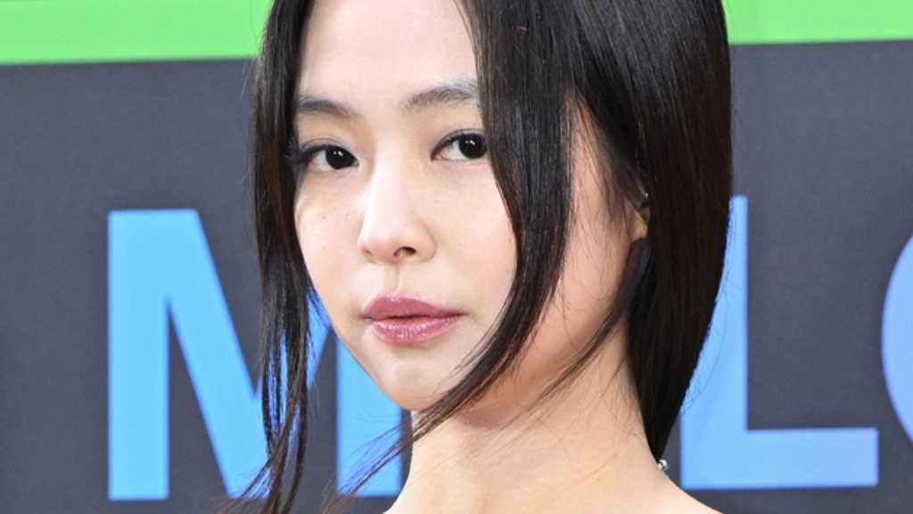 【PHOTO】BLACKPINK ジェニー「MMA 2025」レッドカーペットに登場