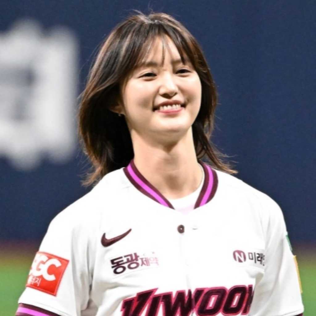 【PHOTO】EXID ジョンファ、始球式に登場…美しい投球フォーム
