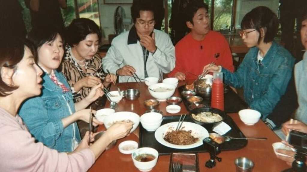 人気ドラマ「応答せよ1988」の家族が大集結！にぎやかな食事風景が話題…10周年旅行に高まる期待