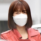 【PHOTO】パク・ハソン、ラジオ番組の収録に参加…鮮やかなファッションで登場