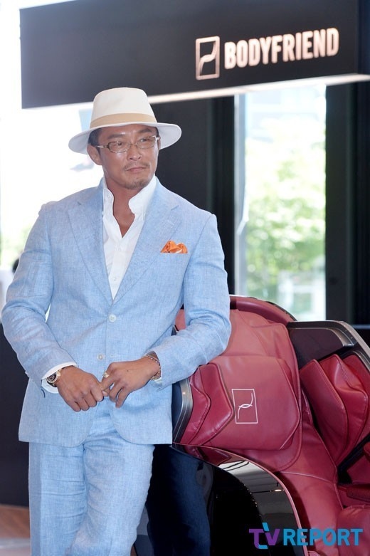 Photo 秋山成勲 コラボストアのサイン会に出席 余裕溢れるポーズ Kstyle