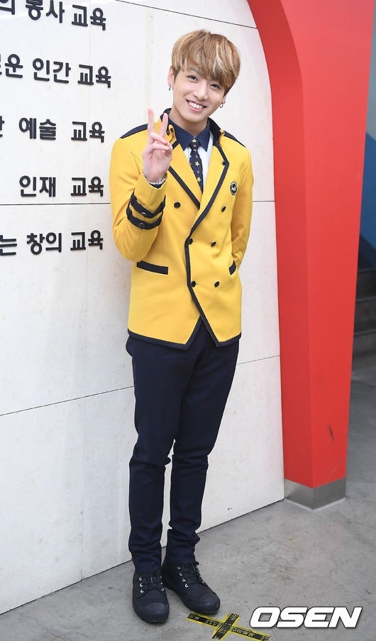 PHOTO】防弾少年団、ソウル公演芸術高等学校の卒業式に出席“ジョングクのお祝い” - Kstyle