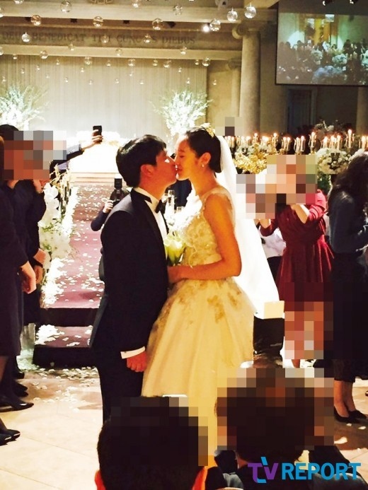 イム チャンジョン 結婚式の様子をキャッチ 18歳年下の新婦と 幸せなキス Kstyle