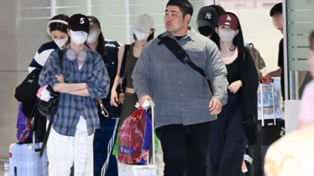 【PHOTO】LE SSERAFIM、北米ツアーを終えて韓国に到着（動画あり）