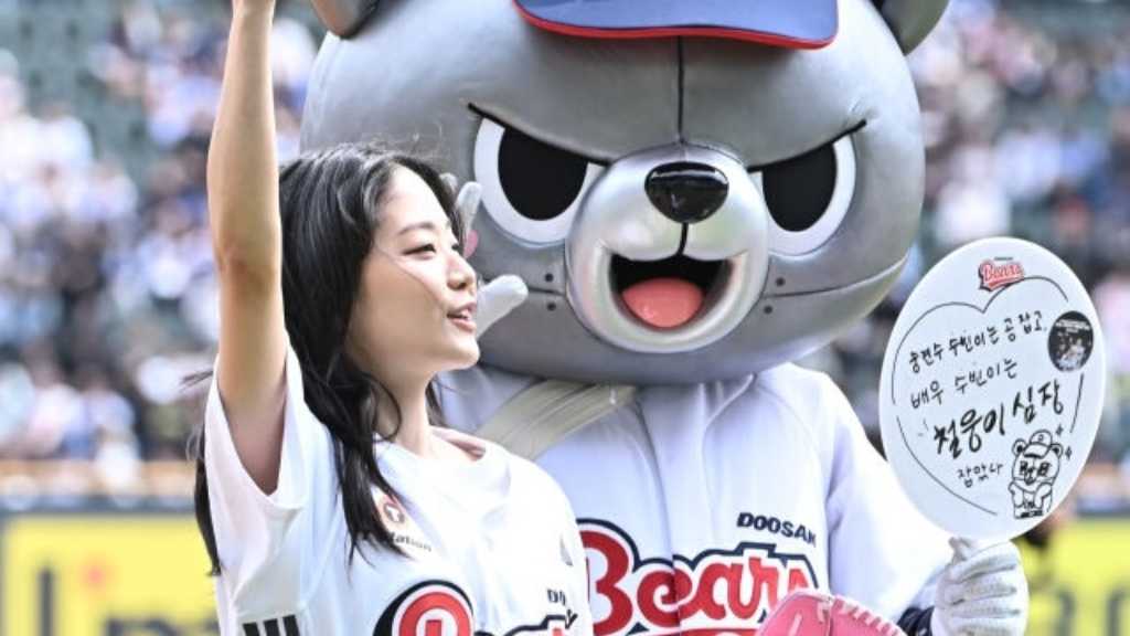 【PHOTO】チョン・スビン、始球式に登場…美しい投球フォーム