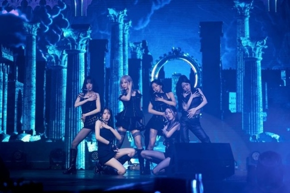 GFRIEND、デビュー10周年記念コンサートに感動…涙する場面も
