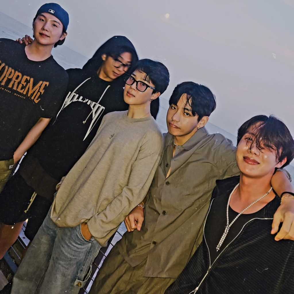 BTS、海を背景に5人でポーズ！ジミンとVの“いたずら”ショットも話題