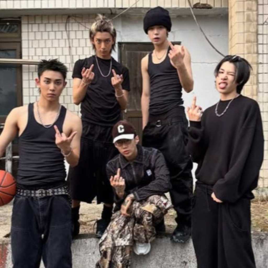 “パク・ジェボムがプロデュース”新人アイドルグループLNGSHOT、中指を立てた写真が議論に…一部から批判の声も