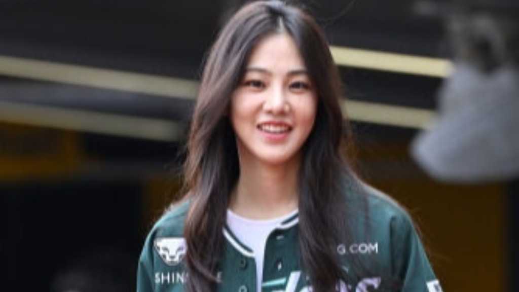 【PHOTO】ハン・ジウン、始球式に登場…美しいユニフォーム姿