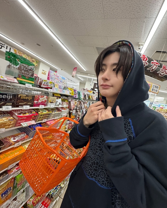 RIIZEメンバー、日本のコンビニで買い物！真剣に商品を選ぶ姿も - Kstyle