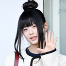 【PHOTO】NewJeans ハニ、ファッションウィークに出席するためイタリアへ出国…可愛らしいお団子姿（動画あり）