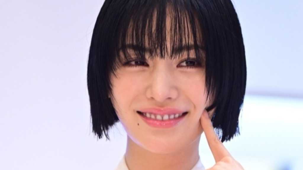 ナナ、セクシーな下着姿で大胆ポーズ！スリムなウエスト＆美脚に驚き