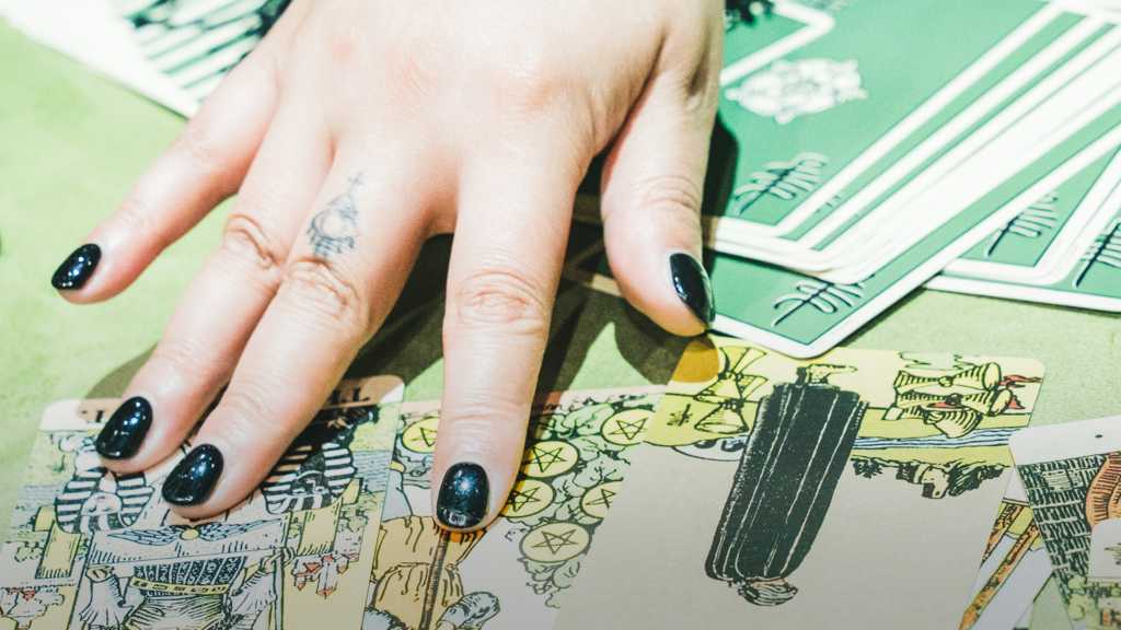 「白と黒のスプーン」制作陣が手掛ける新リアリティショー「占い師たちの運命バトル」Disney+で2月11日より配信