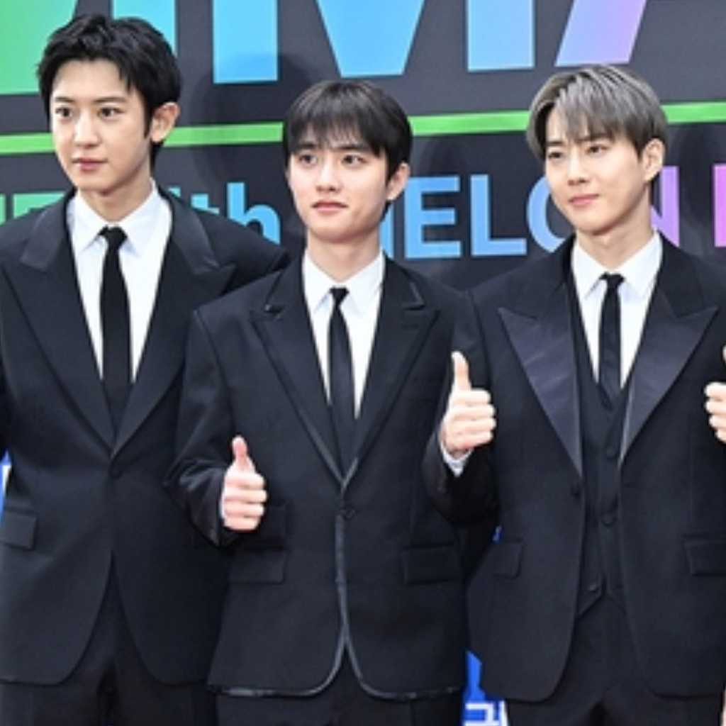 【PHOTO】EXO「MMA 2025」レッドカーペットに登場