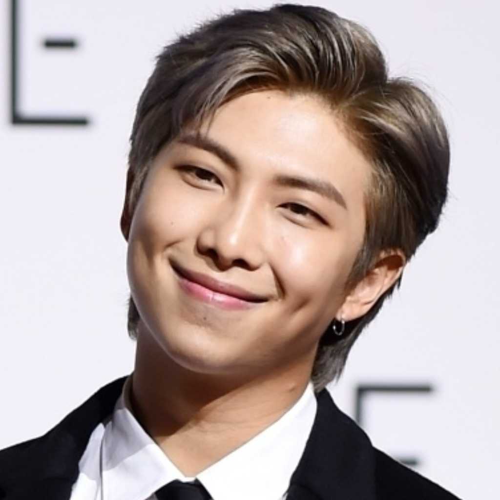 BTSのRM、除隊を控えて親近感のある近況を公開！Silica Gelらとの記念ショットも