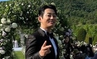 歌手テイ、まるで映画のようなロマンチックな結婚式…仲間たちが写真を公開（動画あり）