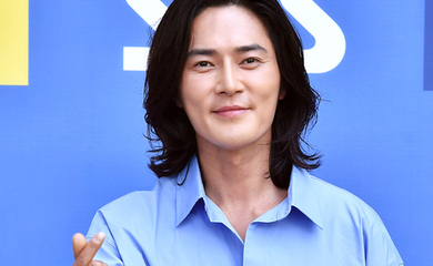 【PHOTO】チョ・ドンヒョク＆イ・ワンら、ラジオ出演のため放送局へ…指ハートでにっこり笑顔