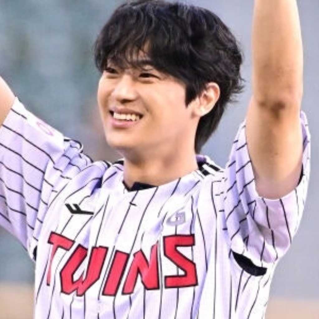 【PHOTO】イ・シニョン、始球式に登場…爽やかなユニフォーム姿