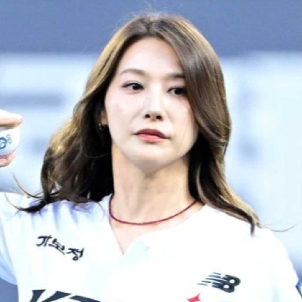 【PHOTO】ユ・イニョン、始球式に登場…真剣な眼差し