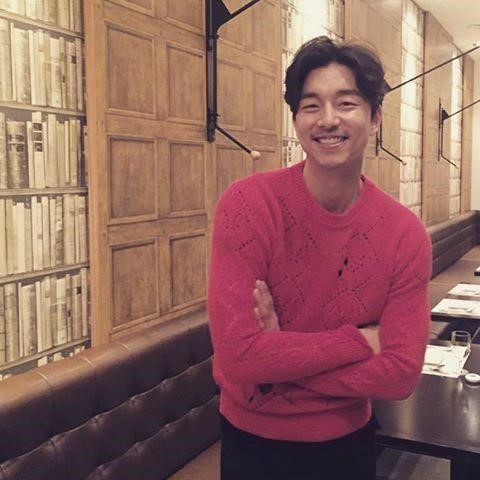 コン ユ 赤いセーターが似合う笑顔の写真を公開 女心を虜に Kstyle