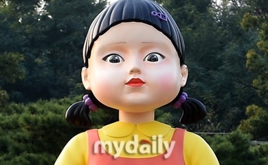 イカゲーム のヨンヒ人形がソウルのオリンピック公園に出現 声までリアルすぎると話題に Kstyle