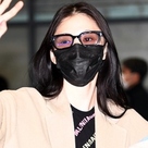 【PHOTO】ハン・ソヒ、ファッションウィークを終えてフランスから帰国…ぬいぐるみを抱いて登場（動画あり）