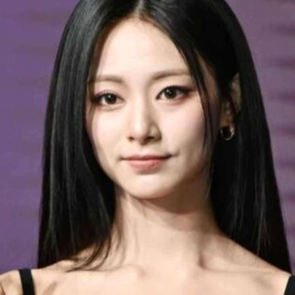 TWICE ツウィ、香港の大規模火災の犠牲者に哀悼の意を表す「平穏が早く皆さんのもとに…」