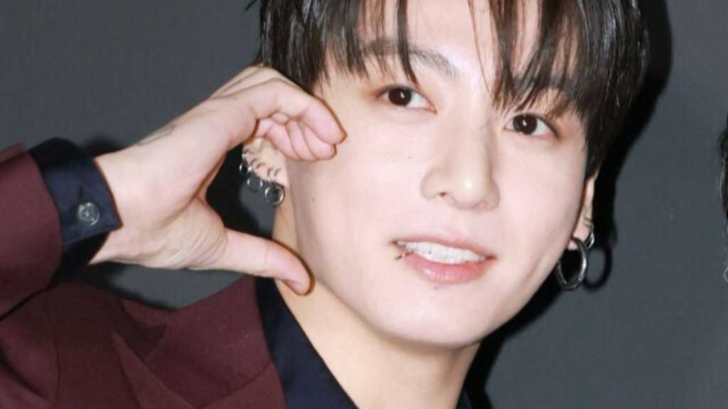 BTS ジョングク、車椅子の少女へ王冠とTシャツをプレゼント…誕生日当日の心温まる行動に賞賛の声