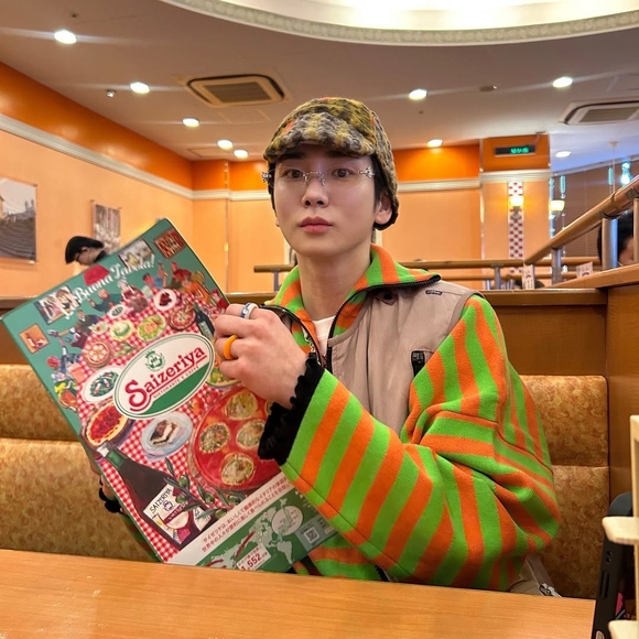 SHINee キー、日本滞在中にサイゼリヤを満喫…カラフルなコーデも話題