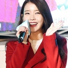 【PHOTO】IU、弘大文化フェスティバルに出席“魅力的な赤いコート”