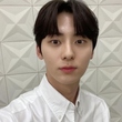 NU'EST ミンヒョン、爽やかな白シャツ姿で甘い眼差し…セルフショットを公開