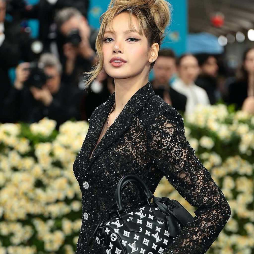 BLACKPINK リサ、ルイ・ヴィトンの大胆衣装が議論に…活動家の顔をプリント？デザイナーが釈明