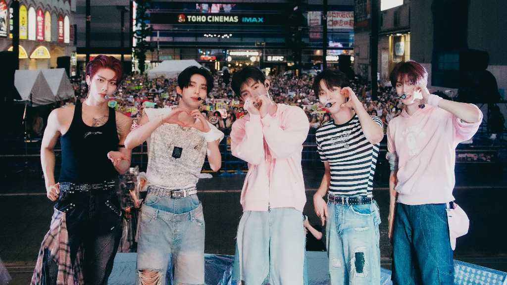 AND2BLE、K-POPグループ初!歌舞伎町でのサプライズフリーライブに3000人が熱狂…計3曲のステージ披露