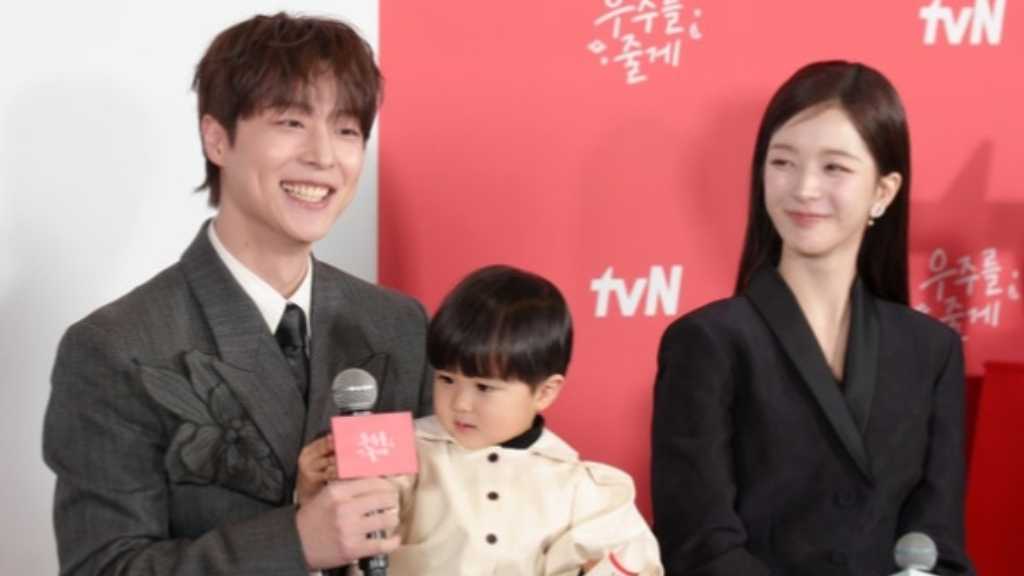 ペ・イニョク、まるで本当のパパ！？ドラマ制作発表会で子役の面倒を見る姿が話題に（動画あり）