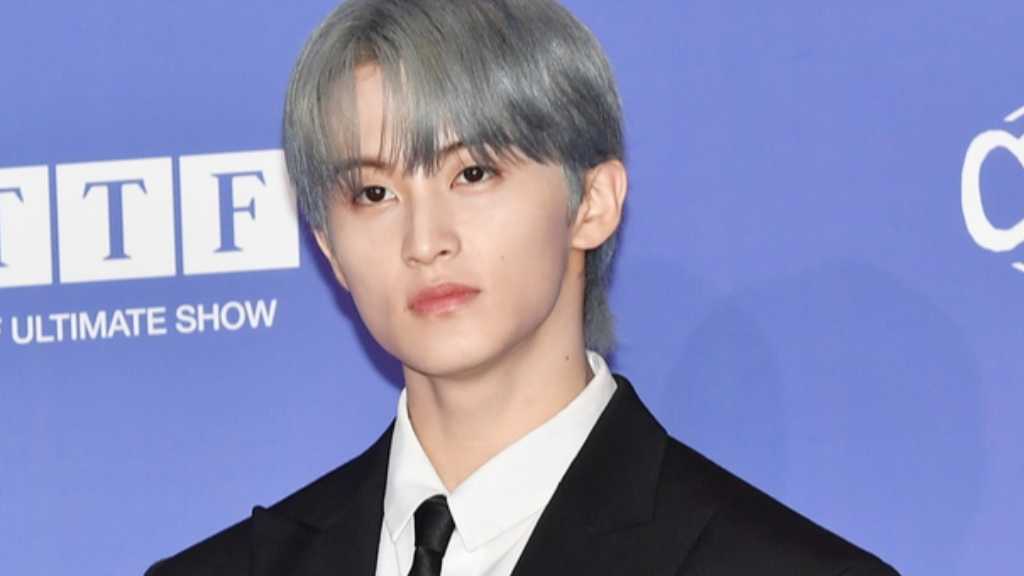 マーク、NCT脱退・新事務所を設立後初の公式ステージに登場！未公開曲を初披露