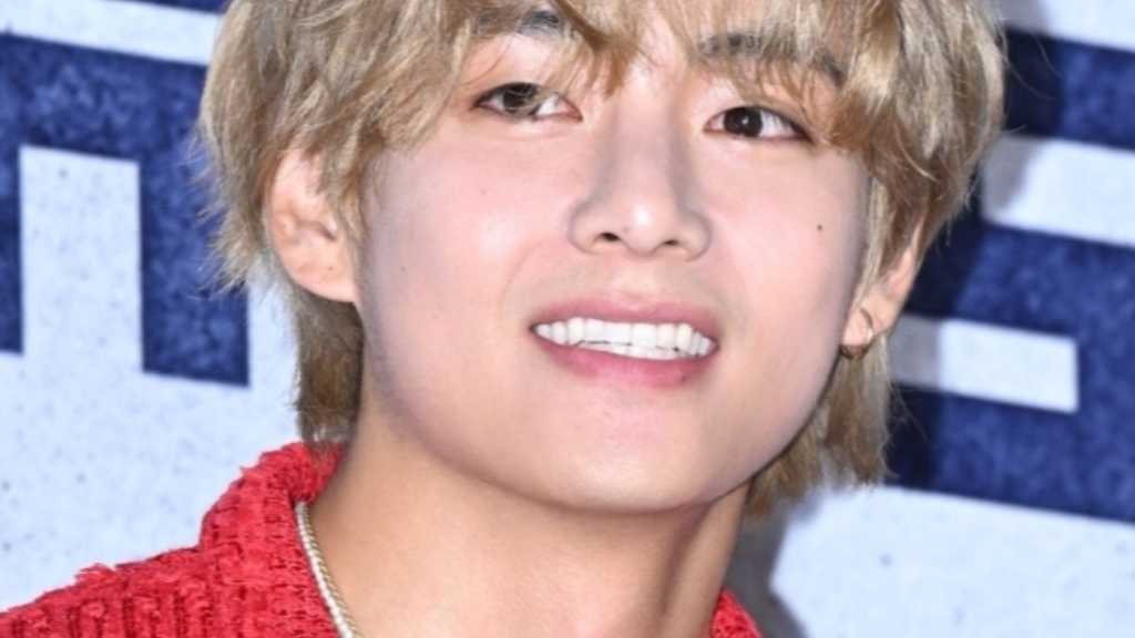BTSのV、ゴルフ場で敬礼？キュートなファッション&セルフショットにファン歓喜