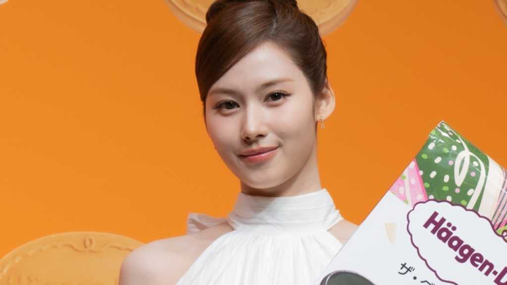 【REPORT】TWICE サナ、ハーゲンダッツからのご褒美に喜び！可愛すぎるもぐもぐタイムも「お仕事中にいいのかなぁ」