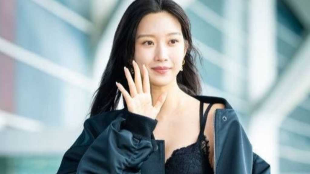 ムン・ガヨン、ファッションショーだけでなく空港でも…大胆な露出ドレスが話題に