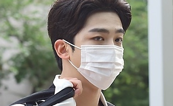 【PHOTO】WEi＆ユク・ジュンワンら「不朽の名曲」収録に参加…颯爽とスタジオへ