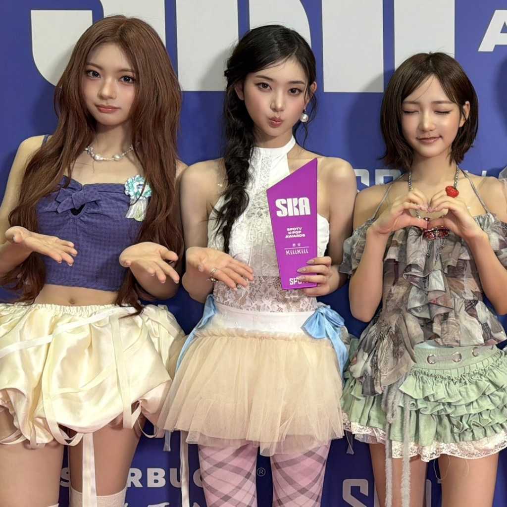 KiiiKiii「2026 SPOTV K-POP AWARDS」でデビュー初の大賞を含む2冠を達成！