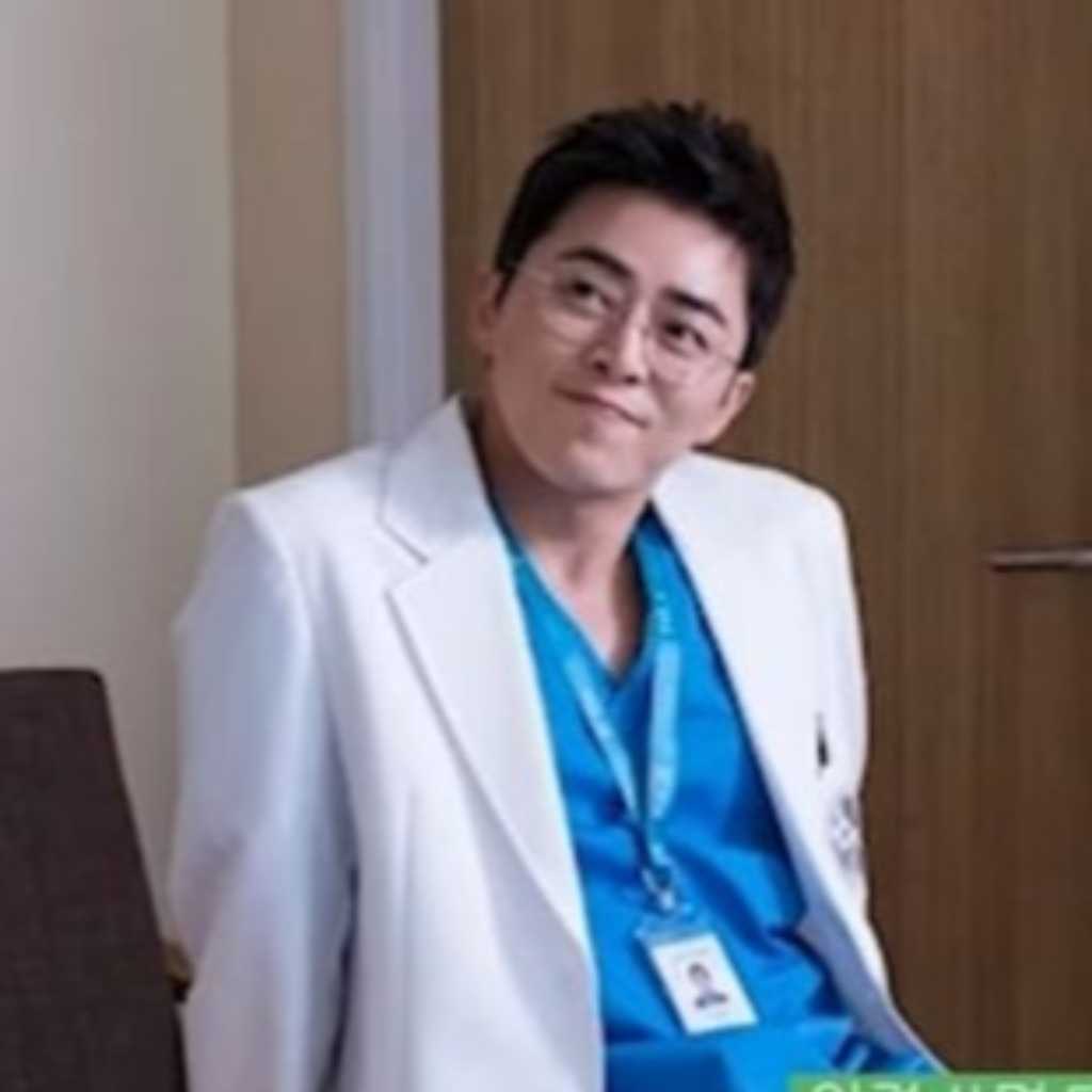 チョ・ジョンソク、現実版「賢い医師生活」!?自身とそっくりな医師と念願の対面(動画あり)