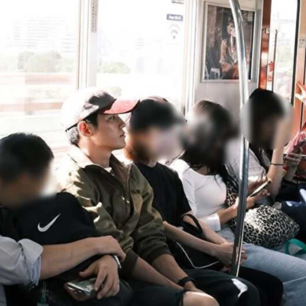 “入隊中”NCT テヨン、休暇で日本旅行？電車に乗って移動やタワレコ訪問も…近況ショットに反響