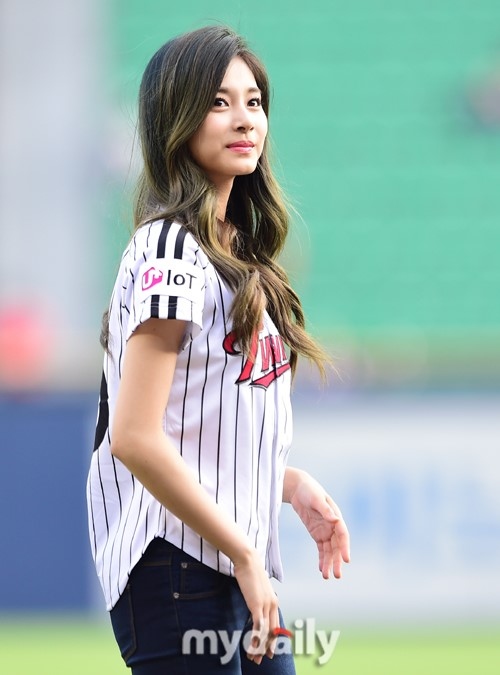 Photo Twice 始球式 祝賀公演のため野球場に登場 爽やかな笑顔 Kstyle